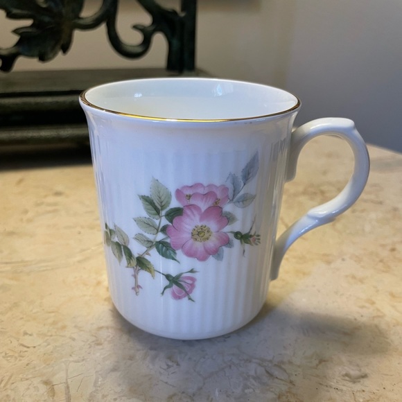 Pair of Wellington Fine China Floral Coffee Mugs - Picture 5 of 6